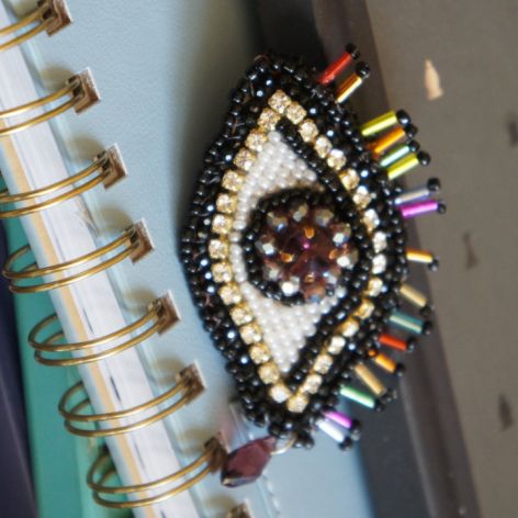 Ręcznie wykonana broszka z symbolem złego oka