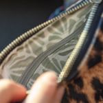 Mini torebka z weluru w panterkę - 