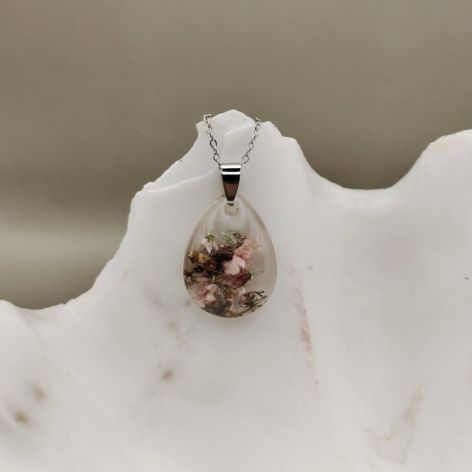 Wisiorek z żywicy z zatopionymi suszonymi kwiatami