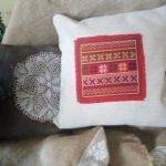 Stylowa poduszka z haftowanym wzorem folkowym - widok