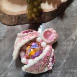 Broszka Żuk  ręcznie robiona biżuteria - Haftowana ręcznie koralikami, kryształkami i perełkami – dopracowana w każdym detalu.