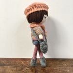 Lalka szydełkowa zdejmowany beret sweterek  - Lalka w berecie