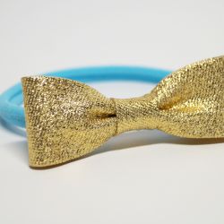 Błękitna opaska elastyczna na główkę i złota kokardka