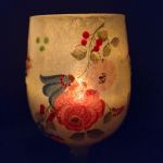 świecznik-lampion szklany z kwiatami i motylami - w ciemności