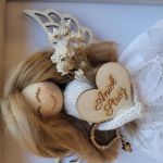Aniołek z personalizacją w drewnianej ramce koronkowa sukienka - b