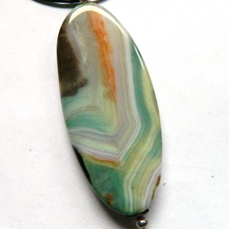 Agat turitella, wielobarwny, piękny kamień, wisiorek na rzemyku