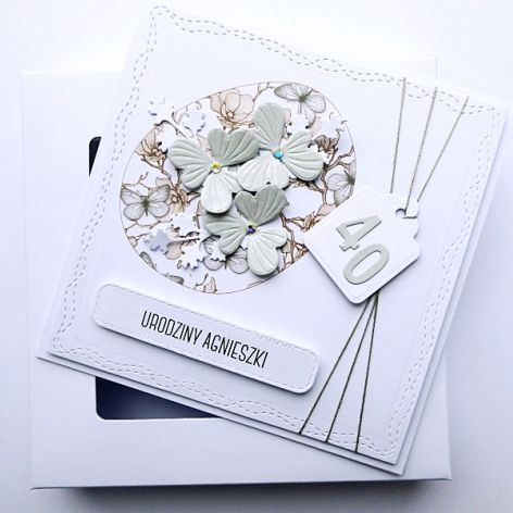 Delikatna kartka urodzinowa z kwiatami liczbą
