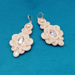 Kolczyki sutasz w kolorze Ivory białym
