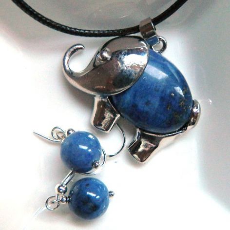 Niebieski sodalit, wisiorek ze słoniem i kolczyki, komplet biżuterii