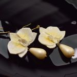 Kolczyki orchidee ze szklaną kroplą - kremowo-złote - kremowe kolczyki orchidee