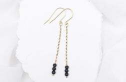 Delikatne kolczyki na łańcuszkach z onyksem.