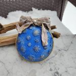 Bombka świąteczna z kotkiem w zimowej scenerii - 3