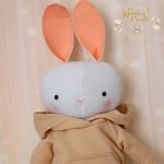 Króliczek Eddie w beżowym dresiku przytulanka - 