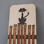 drewniana zakładka z kotem na płocie - zakładka do ksiażki z kotem