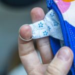 Etui na klucze z jasnego weluru – minimalistyczne kwiaty | Handmade - 