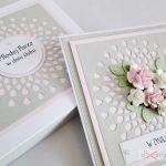 Kartka MŁODEJ PARZE szaro-różowa - Szaro-różowa kartka ślubna w pudełku