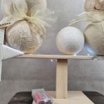 Drewniana choinka w bieli  z gwiazdami LED - 
