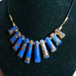 Granatowy jaspis z pirytem, elegancka kolia w złotej oprawie. - 