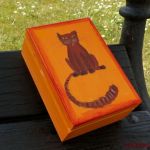Pudełko malowane śr. - Kot w pomarańczowym - kot brżaowy w pomarańczowym