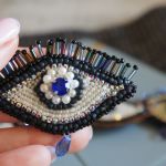 Ręcznie robiona broszka z motywem złego oka - Ten model ma formę broszki, ale może też mieć zawieszkę lub stać się breloczkiem