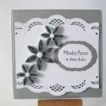 Kartka MŁODEJ PARZE biało-srebrzysta - Ażurowa kartka ślubna z szarymi kwiatami