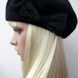 Czarny beret z kokardą