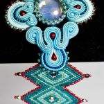 Turkusowa bransoletka soutache - Efektu dodaje szklany kaboszon, który mieni się kolorami otaczającego go świata.