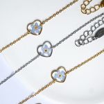 Delikatna, ręcznie robiona bransoletka serduszko z prawdziwą niezapominajką zatopioną w żywicy - 