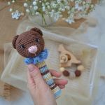 Zestaw prezentowy dla niemowlaka, Grzechotka miś, Gryzak dla noworodka - W środku znajduje się bezpieczny wypełniacz i plastikowa grzechotka, która wydaje delikatny dźwięk.