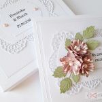 Kartka NA ZAWSZE RAZEM z różowymi kwiatami - Biało-różowa kartka na ślub w pudełku
