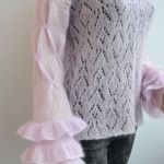 Sweterek w pudrowym różu z ozdobnymi rękawami - lace sweater