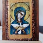 Mała ikona z wizerunkiem Matki Bożej z gołąbkiem - zbliżenie na obraz