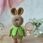 Zajączek w bluzie, Króliczek pluszowy, Przytulanka dla dziecka - Kolorystyka - jasny ciepły beżowy kolor ciała, na uszkach są kilka karmelowych pasków.