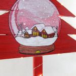 Drewniana choinka -Czerwona, śnieżna kula LED - 