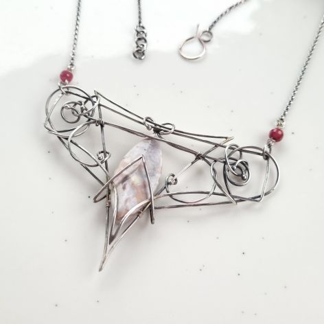 Oubli - Naszyjnik Wire Wrapping z Agatem i Rubinami – Ręcznie Wykonana Biżuteria Artystyczna