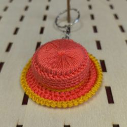 Ręcznie robiony brelok – mini kapelusz szydełkowy różowo- żółty