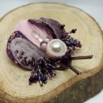 broszka żuk rękodzieło pełne detali - Tył wykończony ekoskórą i solidnym zapięciem – trwałość i komfort noszenia.