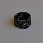 Pierścionek koralikowy czarny 9 - pierścionek w geometryczne wzory