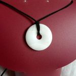 Biały agat pasiasty, duże kółko z dziurką, donut, wisior na rzemieniu - 