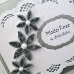 Kartka MŁODEJ PARZE biało-srebrzysta - Pamiątka ślubu z szarymi quillingowymi kwiatami