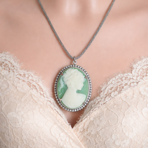 Naszyjnik z zieloną kameą – Styl Vintage – Srebrzysty Medalion