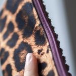 Pudroworóżowy portfelik ze sztruksu + panterka - 