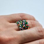 Pierścionek koralikowy zielony melanż - pierścionek na prezent