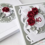 Kartka ROCZNICA ŚLUBU z bordowymi różami /Z - Szaro-bordowa kartka na rocznicę ślubu w pudełku