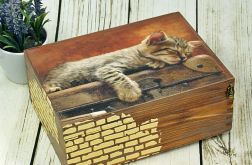 drewniane pudełko- śpiący kociak