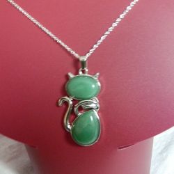 Awenturyn zielony, wisiorek z kotkiem i kolczyk, zestaw biżuterii