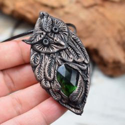 Wisiorek sowa z zielonym kryształem