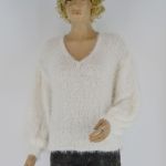 Pierzasty sweterek w kolorze mleczno białym - na wyjście