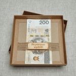 Kartka ślubna - drewniane dekoracje, pudełko - GW1MP4 - dno pudełka z tasiemką na banknoty