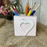 Pudełko na kredki, na prezent różowe z sercem - Pudełko na kredki, na ołówki serce
